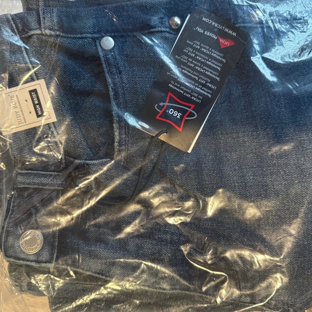 NWT What A Stud Judy Blue Stud Detail Straight Leg Jeans. Size 3